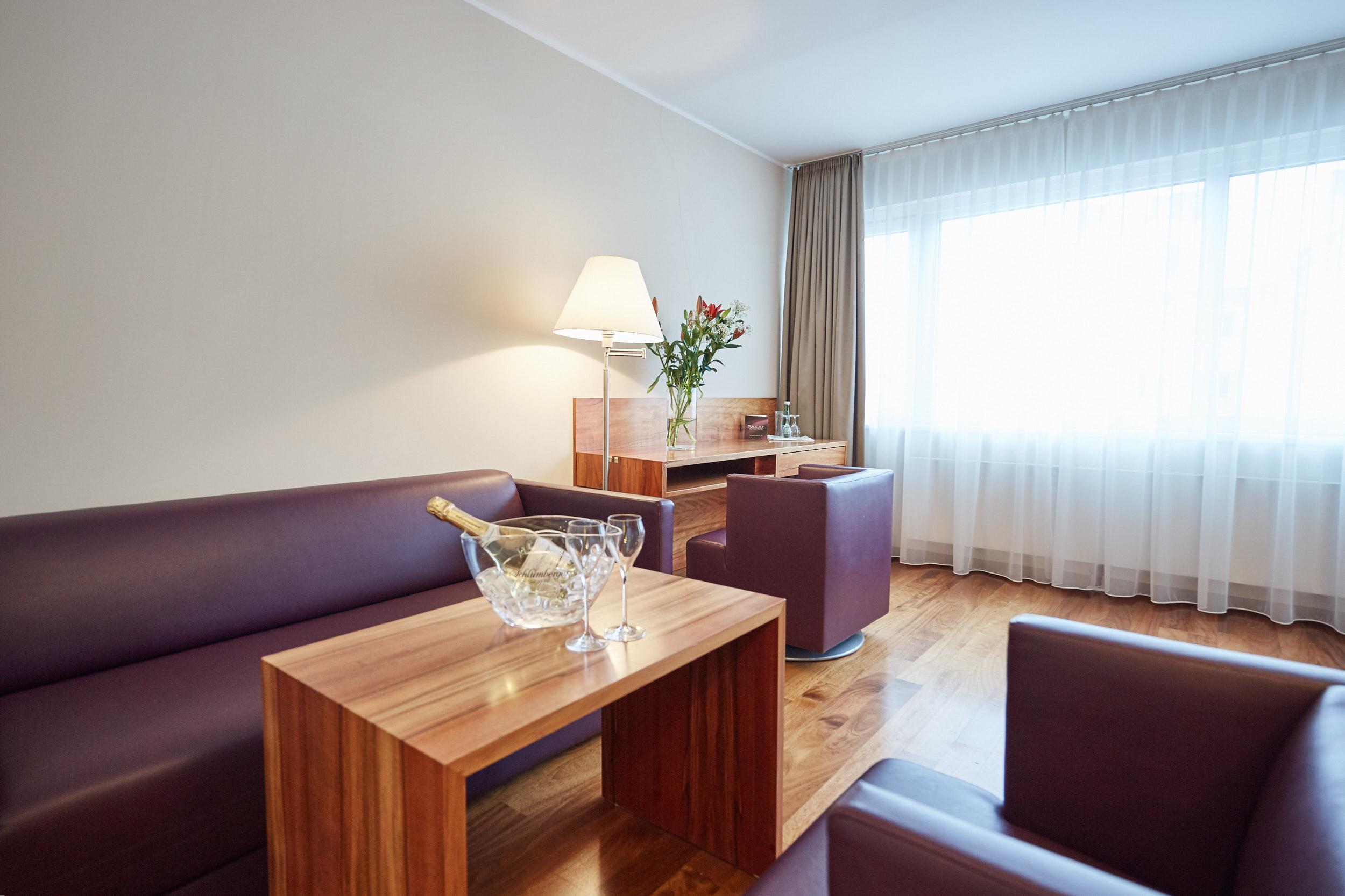 Pakat Suites Hotel Wina Bagian luar foto